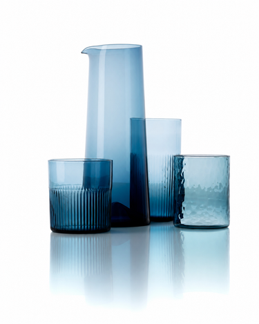 Jarra de vidrio azul, en un conjunto con tres vasos azules