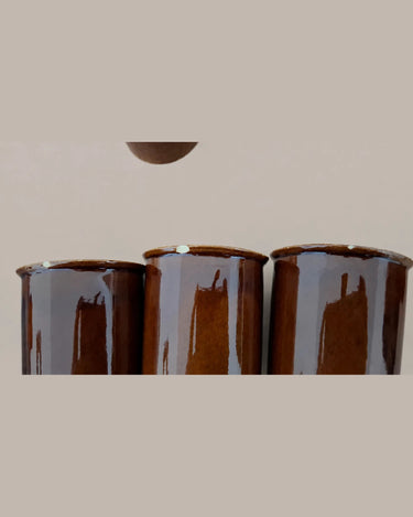 Bordes de tres vasos con muescas y pérdidas de cerámica.