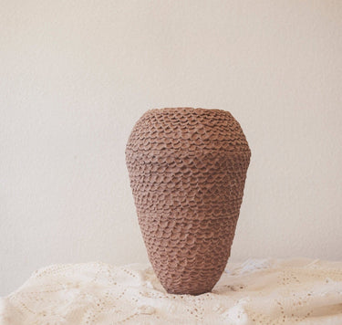 Jarrón artesanal de cerámica decorativa