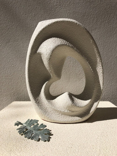 Detalle del acabado granulado en blanco roto y los volúmenes curvos del jarrón vintage Bertoncello.