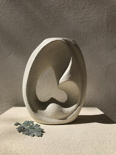 Otra cara del jarrón escultórico vintage Bertoncello, con curvas en relieve y hueco central irregular.