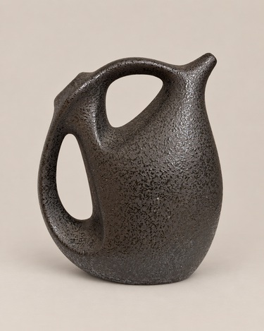 Jarra vintage de cerámica negra Bertoncello, diseñada por Roberto Rigon, con asa calada a la izquierda