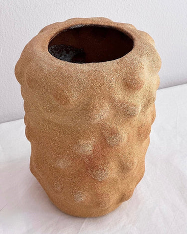 Jarrón de cerámica color terracota con forma escultórica