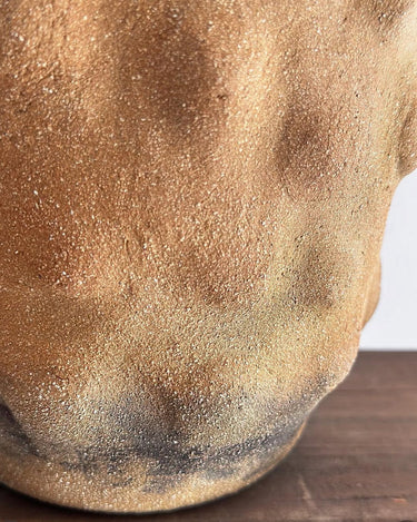 Detalle de la superficie texturizada del jarrón terracota