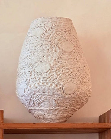 Jarrón Crochete de cerámica artesanal de MCB ceramics, blanco, con motivos florales en relieve