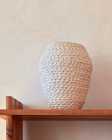 Jarrón Crochete de cerámica artesanal de MCB ceramics, blanco, con textura de pequeños relieves