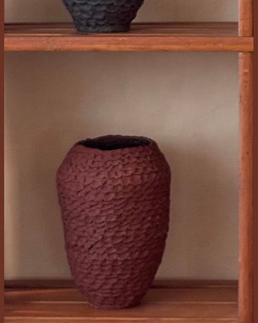 Jarrón Crochete de cerámica artesanal de MCB ceramics, de tono oscuro, con superficie texturada
