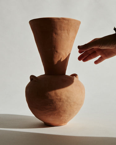 Detalle de jarrón escultórico de gres con acabado natural de Marta Bonilla