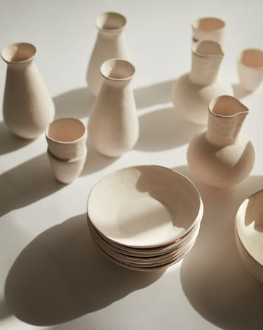 Detalle de jarrón escultórico de gres blanco mate de Marta Bonilla