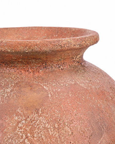 Jarrón grande de terracota de forma redondeada, detalle del borde de la boca y el cuello