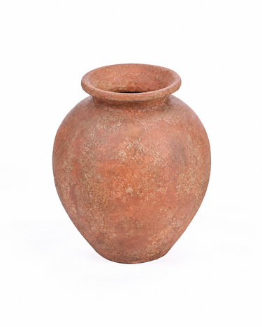 Jarrón grande de terracota de forma redondeada, vista oblicua con la boca visible