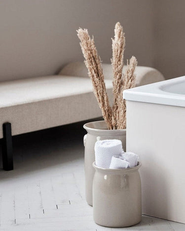 Jarrón de gres gris en una composición de materiales naturales