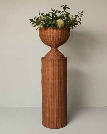 Jarrón grande de ratán natural con pedestal