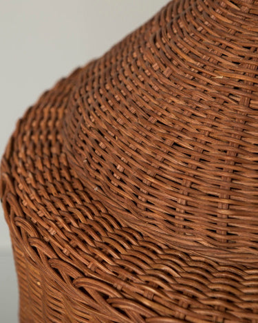 Jarrón de ratán natural con pedestal decorativo