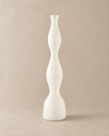 Jarrón soliflor alto blanco vintage de vidrio sobre fondo topo claro