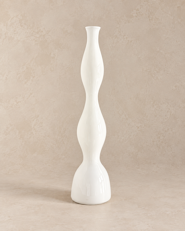 Silueta ondulada del jarrón soliflor blanco vintage, vista lateral completa