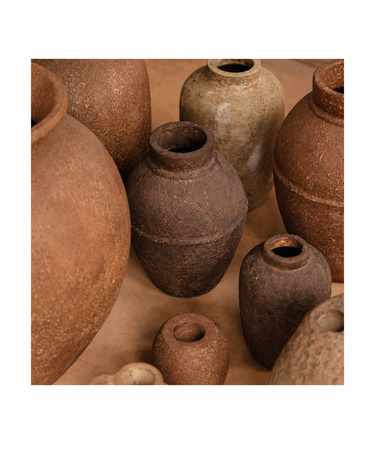 Jarrón de terracota en color crema, en un conjunto de jarrones de distintos tamaños