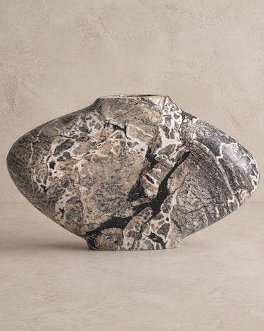 Jarrón Vical de mármol gris grande sobre pared y suelo topo claro texturizado