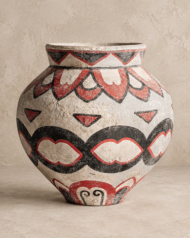 Jarrón Vical grande de terracota multicolor sobre fondo topo claro texturizado