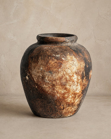 Jarrón Vical mediano de terracota multicolor sobre fondo topo claro texturizado