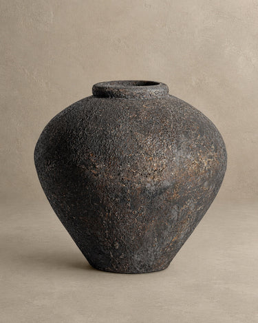 Jarrón Vical de terracota en tonos oscuros sobre fondo topo claro texturizado