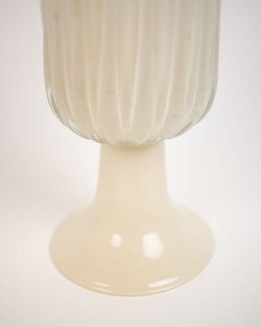 Detalle del cuerpo y el pie del jarrón Tulipa blanco roto de Olsson & Jensen