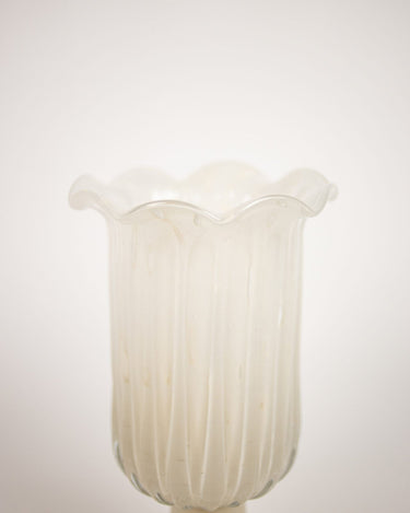 Detalle del borde ondulado del jarrón Tulipa blanco roto de Olsson & Jensen