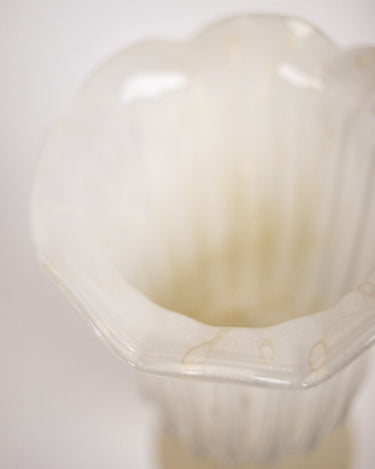 Primer plano del borde del jarrón Tulipa blanco roto de Olsson & Jensen