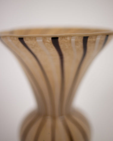Detalle del borde y las franjas del jarrón Stria de Olsson & Jensen