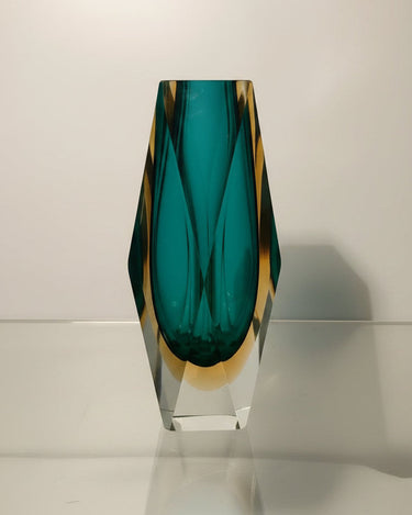 Jarrón vintage de vidrio facetado verde y ámbar, de caras transparentes y perfil angular