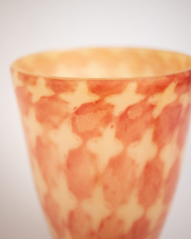 Acabado moteado naranja y crema de los jarrones de vidrio hechos a mano