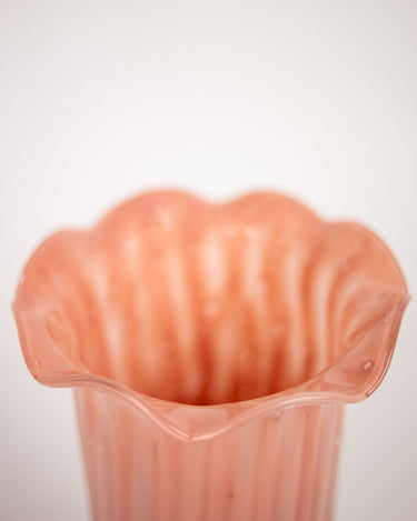 Detalle del borde ondulado del jarrón Tulipa rosa de Olsson & Jensen
