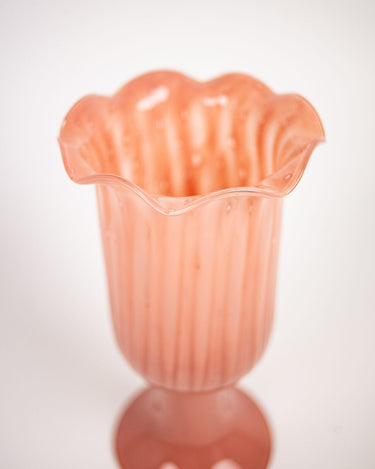 Primer plano frontal del borde del jarrón Tulipa rosa de Olsson & Jensen
