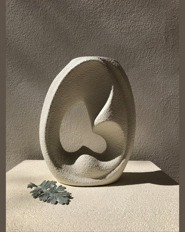 Otra cara del jarrón escultórico vintage Bertoncello, con curvas en relieve y hueco central irregular.