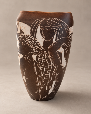 Jarrón vintage de cerámica con figuras femeninas en marrón y blanco, firmado J. Serra