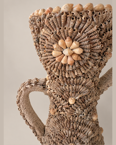 Detalle de los motivos florales del jarrón vintage francés hecho a mano con conchas