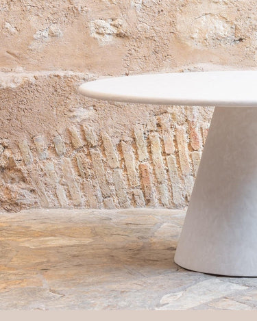 Mesa de comedor blanca en ambiente