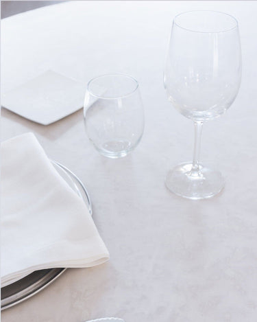 Detalle de mesa de comedor color piedra caliza