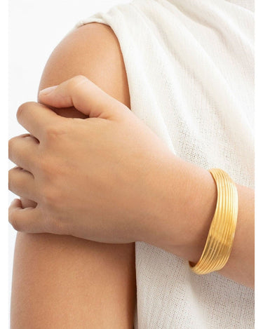 Brazalete dorado Onaria Joidart sobre fondo de estudio vertical 4:5