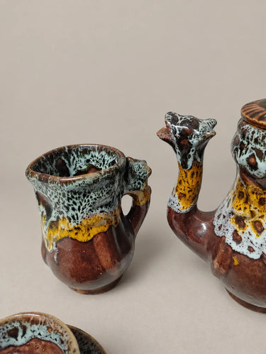 Lechera marrón, amarilla y gris verdosa del juego de café.