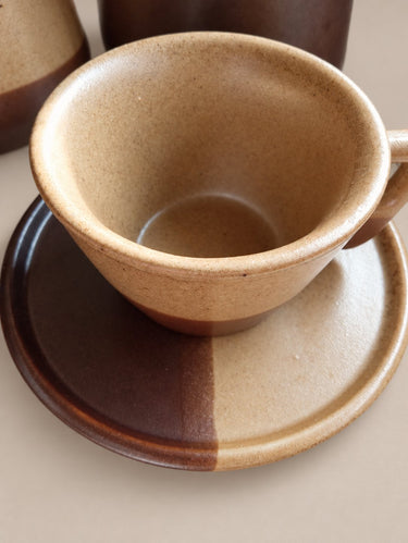 Juego de café vintage de gres beige y marrón — taza y plato vistos desde arriba