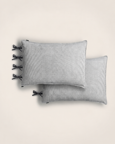 Fundas rectangulares de los juegos de cama de lino gris, con lazos laterales oscuros