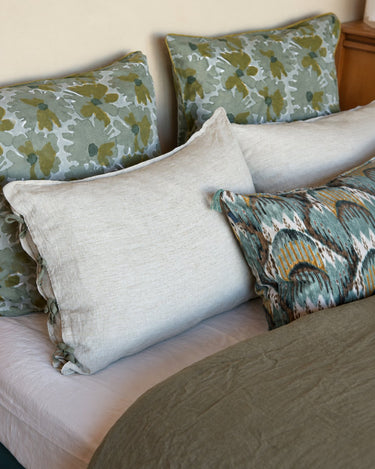 Juegos de cama de lino verde claro: composición con almohadas y textiles estampados
