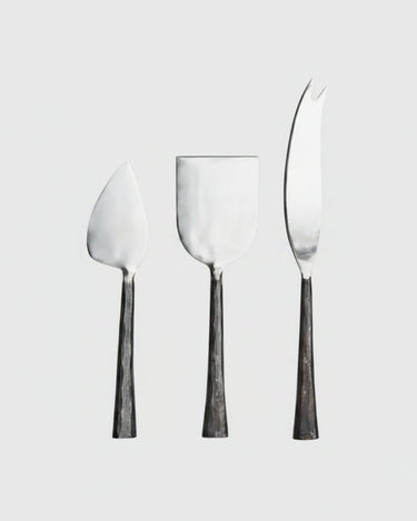 Juego de cubiertos para queso de acero inoxidable de Affari of Sweden: tres utensilios de queso plateados con hojas diferentes y mangos texturados.