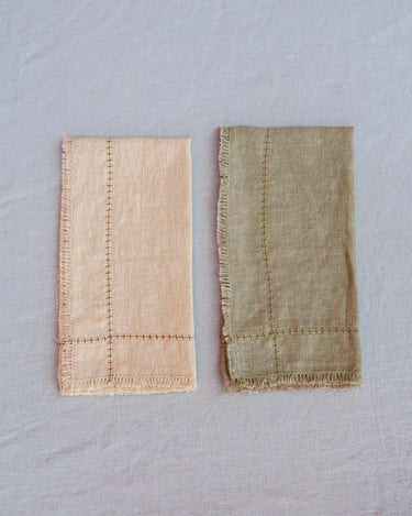 Servilletas de lino con punto de cruz de Bicla en tonos Dark Elm y Sunlight