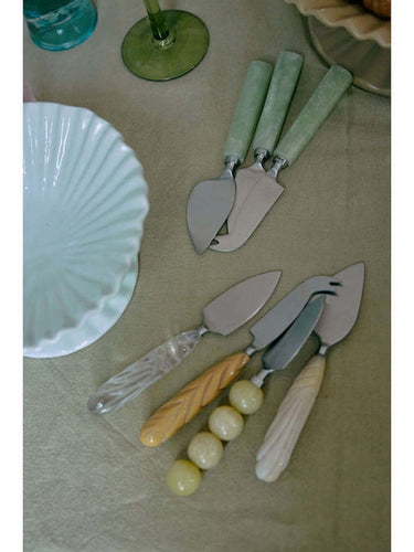 Cuchillos de queso crema sobre una mesa de aperitivo