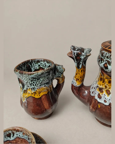 Lechera marrón, amarilla y gris verdosa del juego de café.