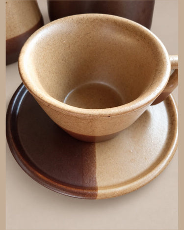 Juego de café vintage de gres beige y marrón — taza y plato vistos desde arriba