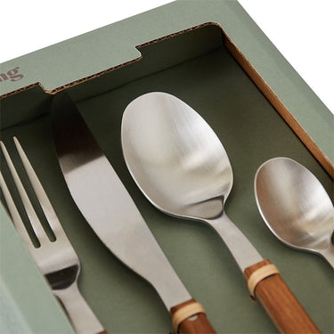 Detalle de cuchara y cucharilla con mango de madera