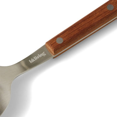 Detalle de tenedor con mango de madera y logotipo HK Living